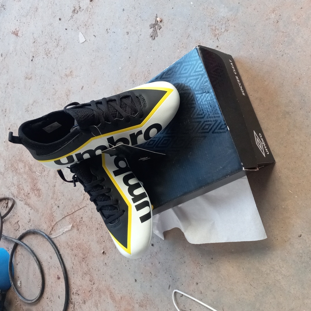 Umbro Pivot Soccer Cleat Youth Sz 3